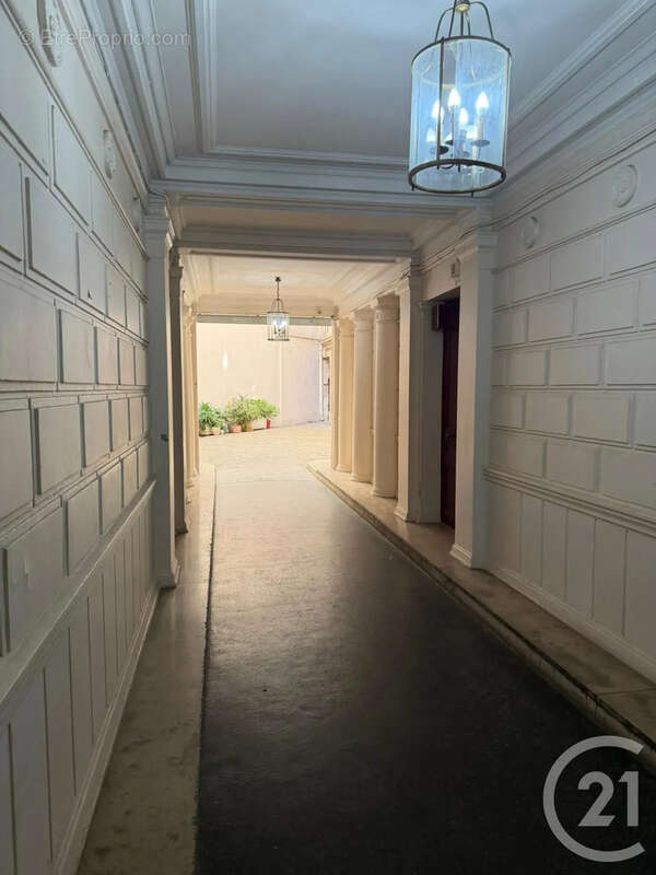 Appartement 67 m² à Paris-9e  - photo 2