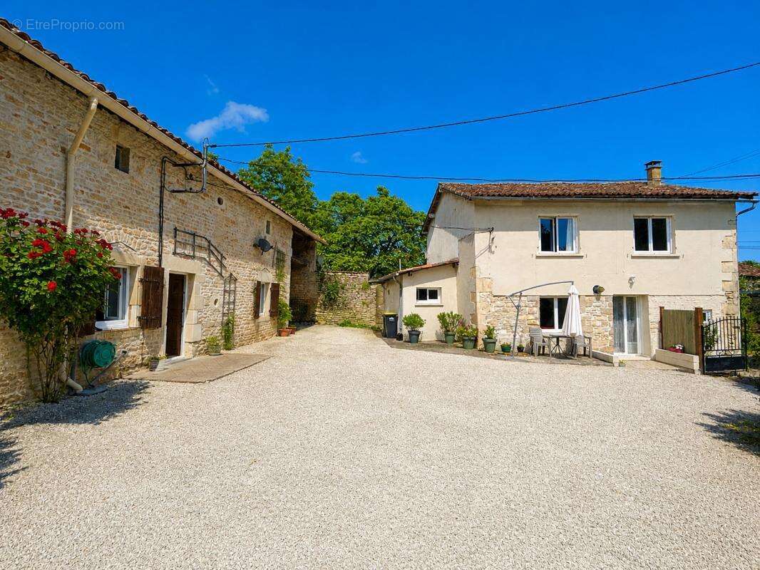 Propriété de Caractère avec Gîte, 6 chambres et Grange à Rén - photo 15