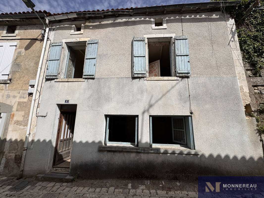 Maison à BARBEZIEUX-SAINT-HILAIRE