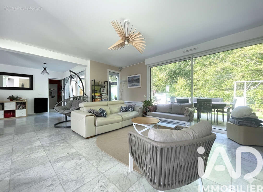 Photo 2 - Maison à LE MESNIL-SAINT-DENIS