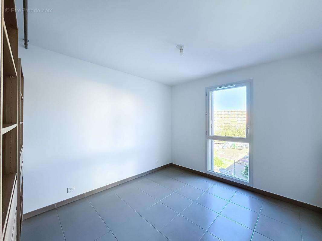 Grand 3 pièces au dernier étage avec terrasse, vue dégagée et garage — Le Cannet - photo 4