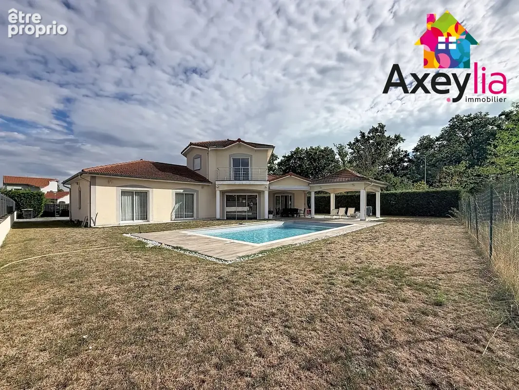A vendre - riorges - maison contemporaine de 2011 avec cinq chambres, terrain et piscine - photo 1
