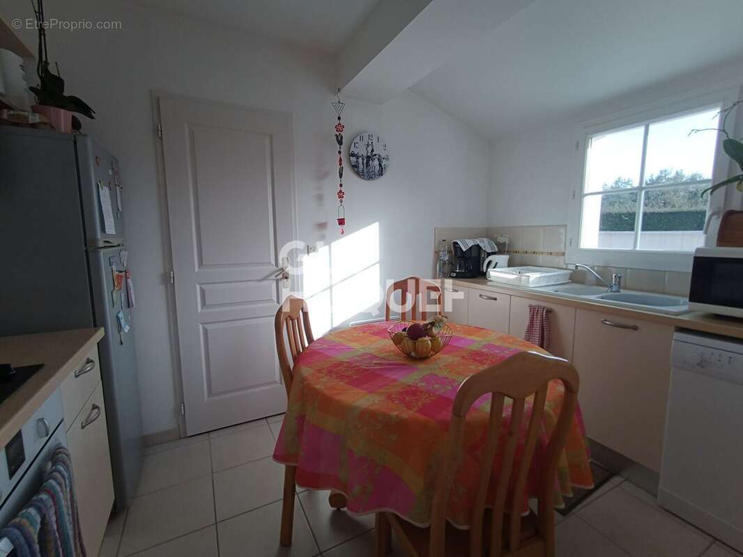 Charmante Maison à Vendre à Saint Georges d'Oléron - Idéale pour Résidence Secondaire ! - photo 3