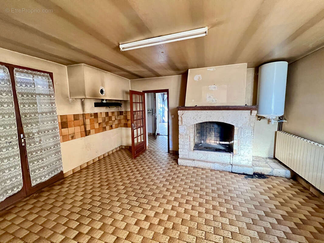 Ensemble : maison d'habitation et dépendances . - photo 5