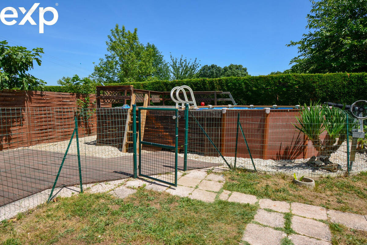 Piscine cloturée tout équipée