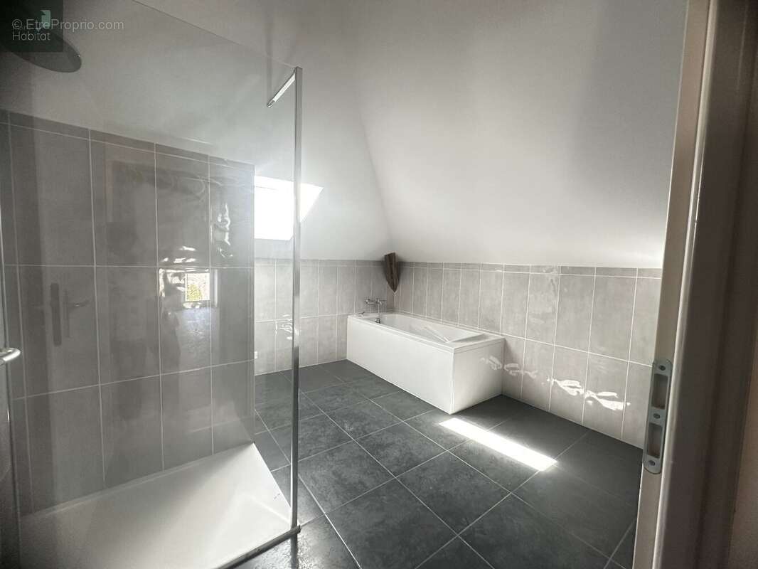 Maison en pierre, en partie rénovée, 4chambres,2 salle de bains, garage et puit  sur terrain  attenant de 5890m² - photo 15