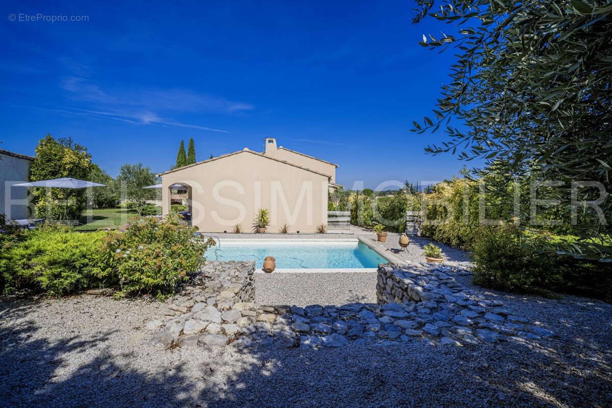 Villa en très bel état avec piscine proche du centre village - photo 9