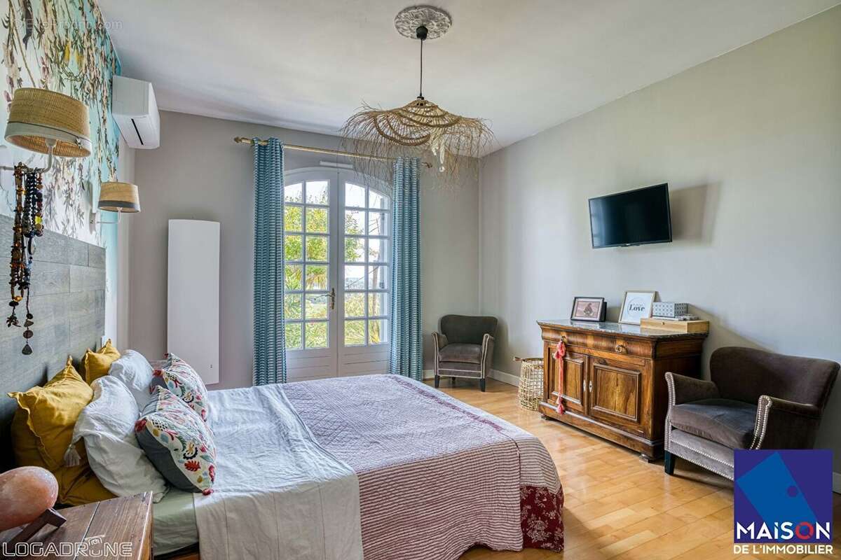 Sur les hauteurs de Villeneuve sur Lot, venez découvrir une charmante maison construite en 1975 d'environ 170m2 avec 3 chambres. - photo 7