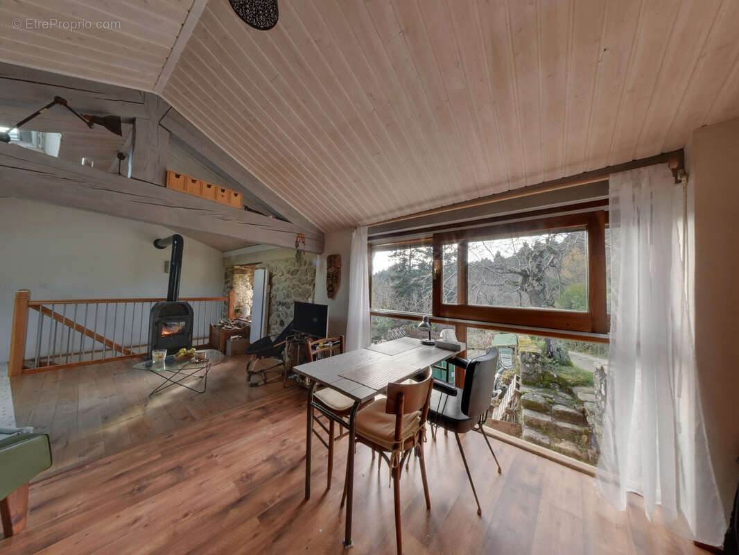 Maison à SAINT-MICHEL-DE-CHABRILLANOUX