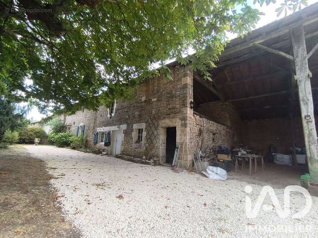 Maison 162 m² à Sainte-Soline  - photo 3