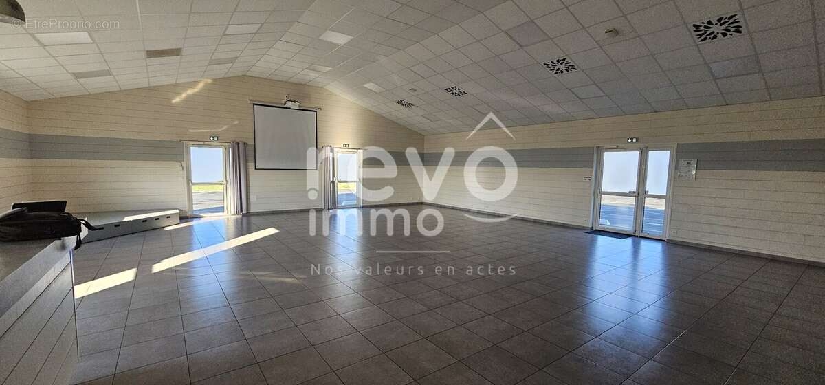 Commerce à MOUZILLON