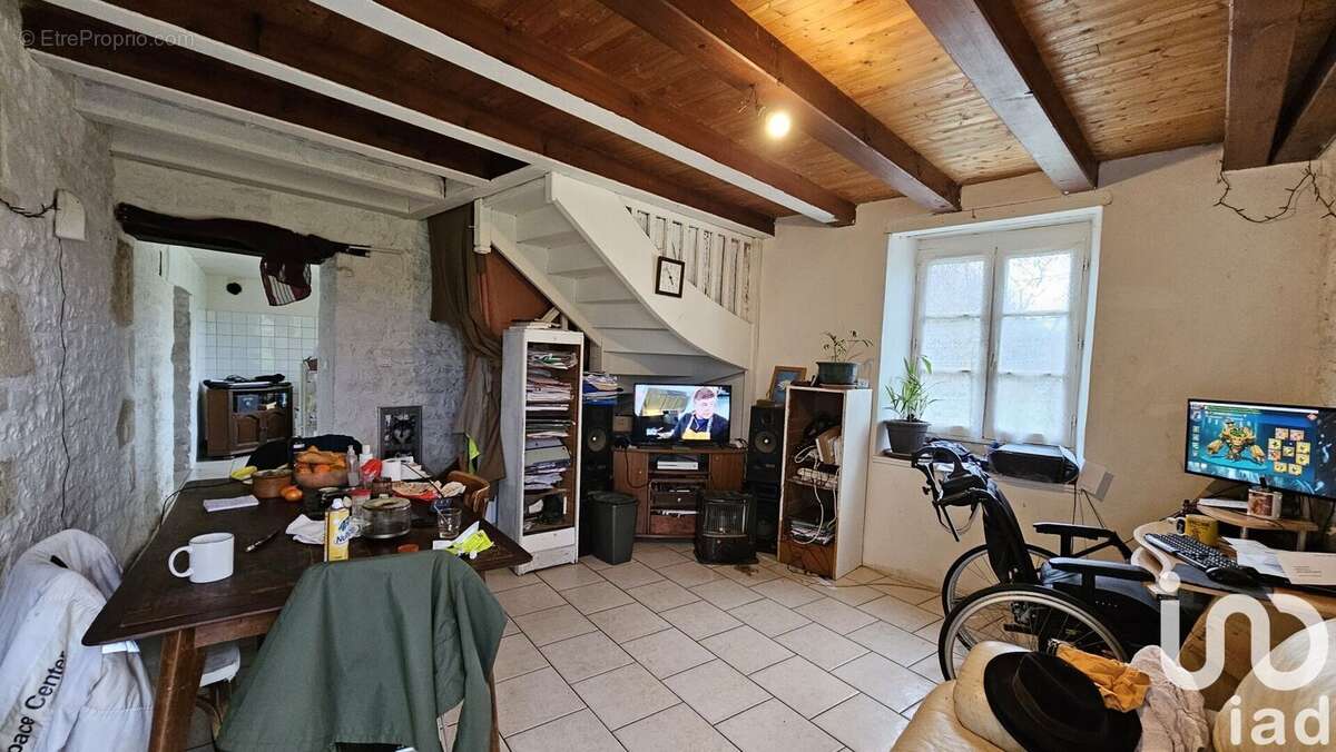 Maison 103 m² à Les Adjots  - photo 2