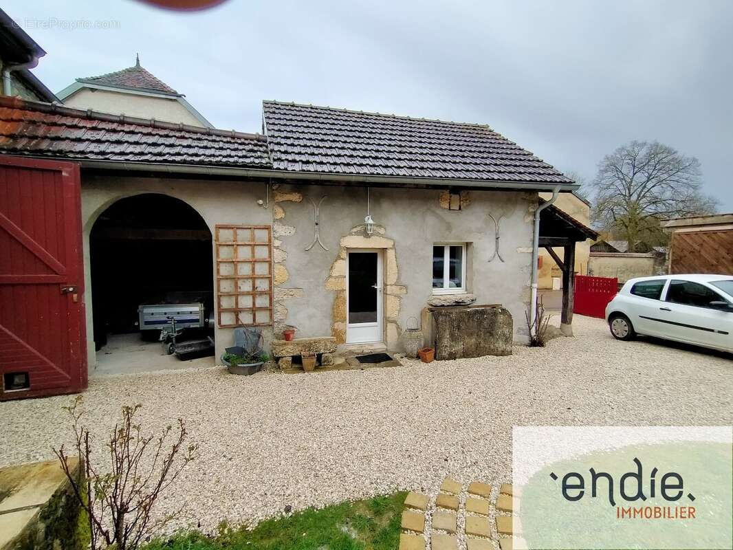 Maison à AVOT