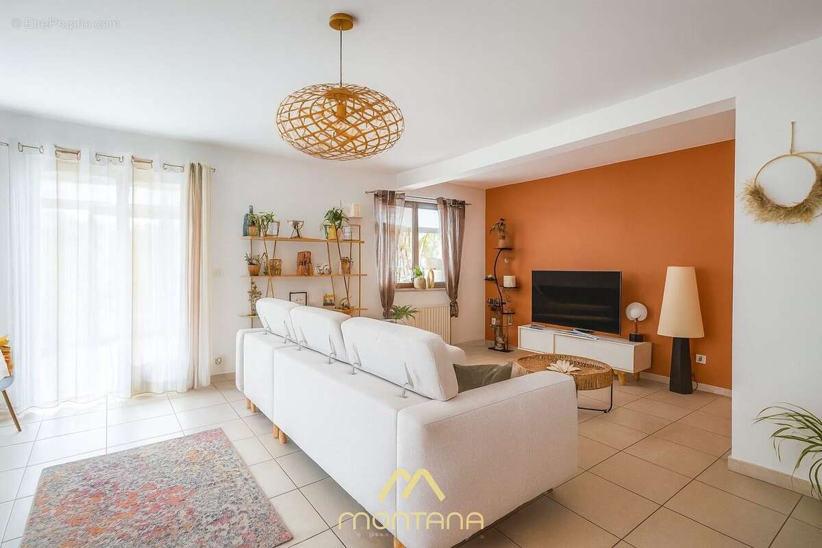 Salon - Maison à LONGEVILLE-LES-SAINT-AVOLD