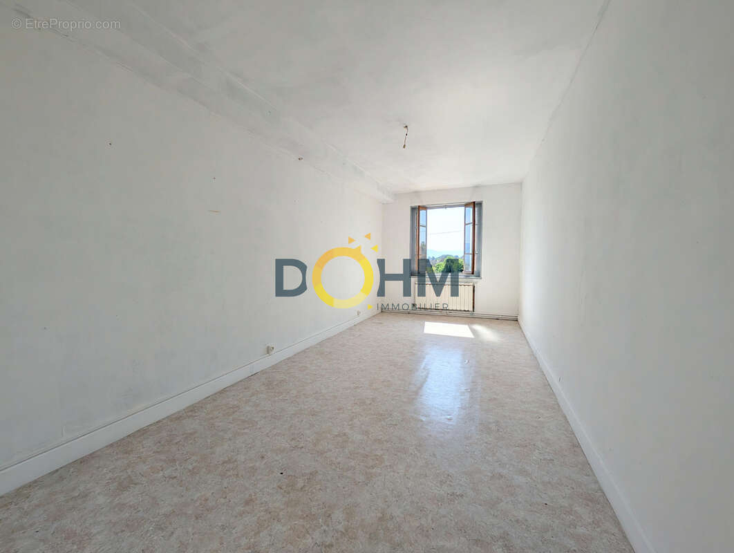 Ancien atelier de tissage a rehabiliter avec un appartement t4 sur un terrain de 497 m2 - photo 6