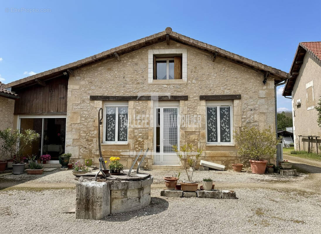 Maison à ANTONNE-ET-TRIGONANT