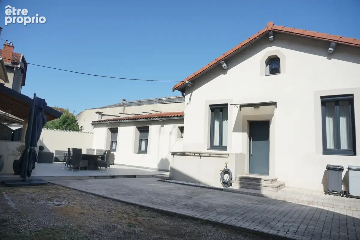 À vendre   Maison impeccable avec extérieur convivial   Lyon 8e - photo 2