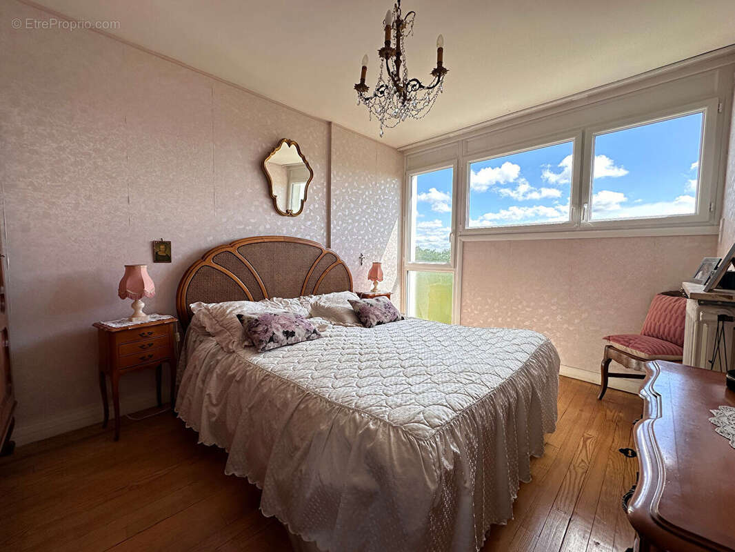 LA GENETTE - Appartement T3 à rafraîchir avec Balcon, Cave et Parking ! - photo 7