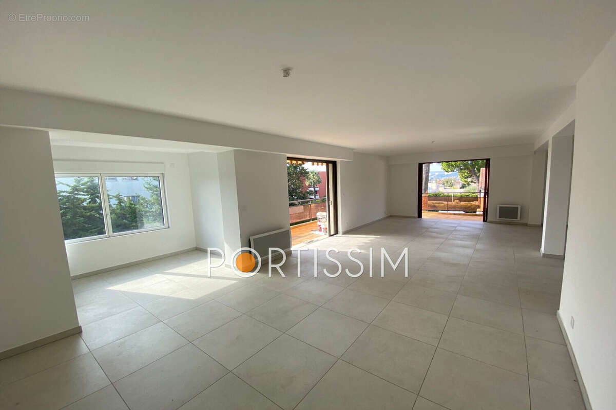 Appartement à SAINT-LAURENT-DU-VAR