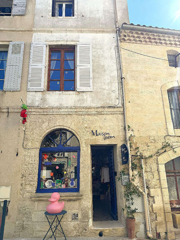 Commerce à VILLENEUVE-LES-AVIGNON