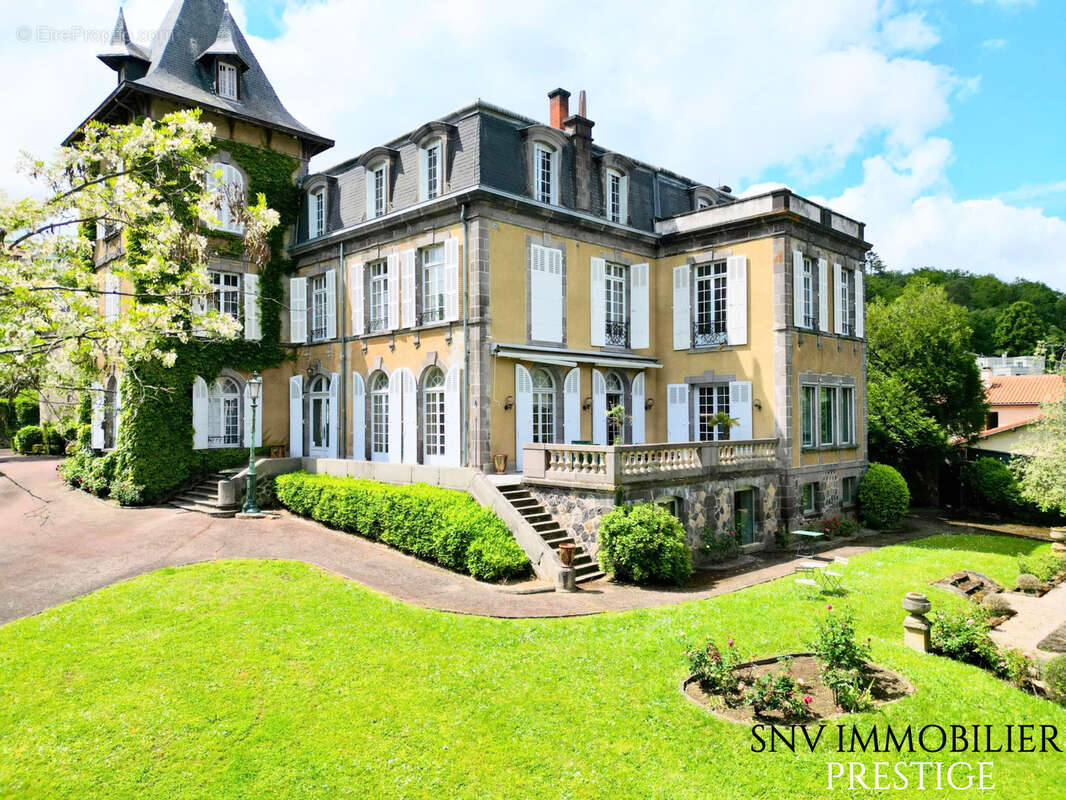 Château d'exception au sein d'un parc arboré avec dépendances, pavillon d'invités et maison de gardien - photo 11