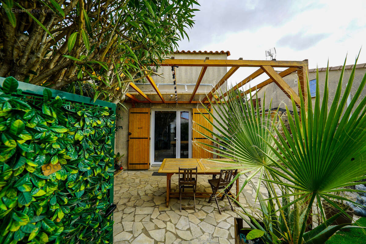 Maison à VIC-LA-GARDIOLE