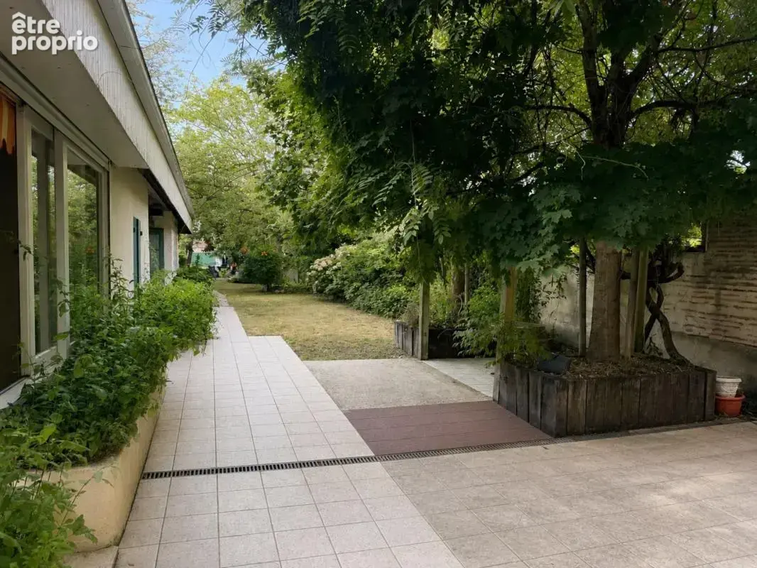 EXCLUSIVITÉ – Le charme de l’ancien, de beaux volumes et un grand jardin - photo 13