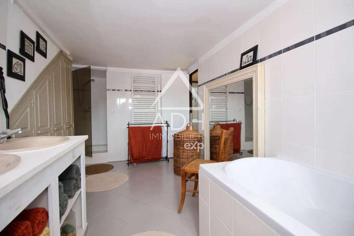 Appartement à NEAUPHLE-LE-CHATEAU