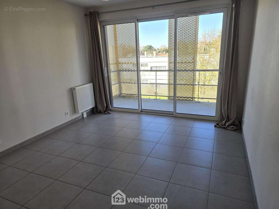 Pièce de vie donnant sur balcon - Appartement à BORDEAUX