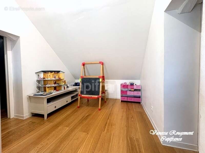 À vendre – Maison de village 4 chambres avec jardin, dépendances, grange et espace spa - photo 9