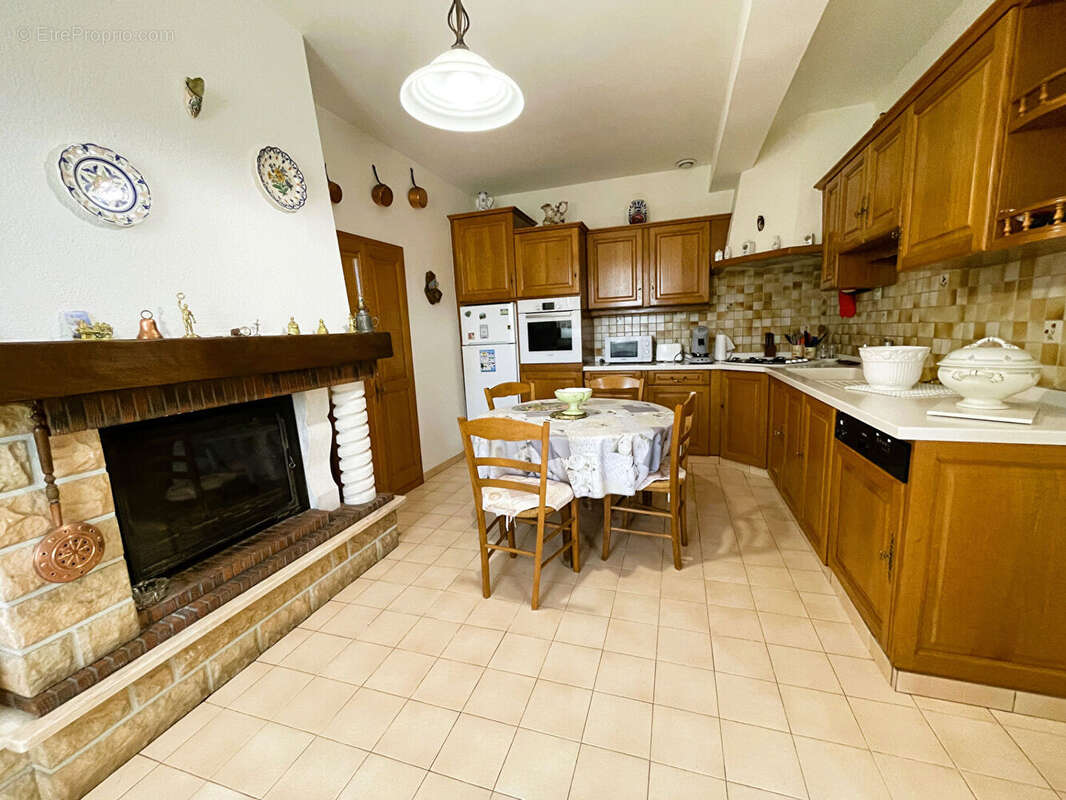 Maison en pierre 1833 de plain-pied avec dépendances - photo 5