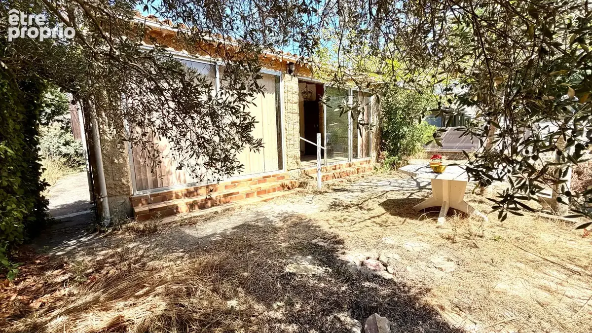 Maison de plain pied sur 428 m² de jardin clos et arboré. - photo 16