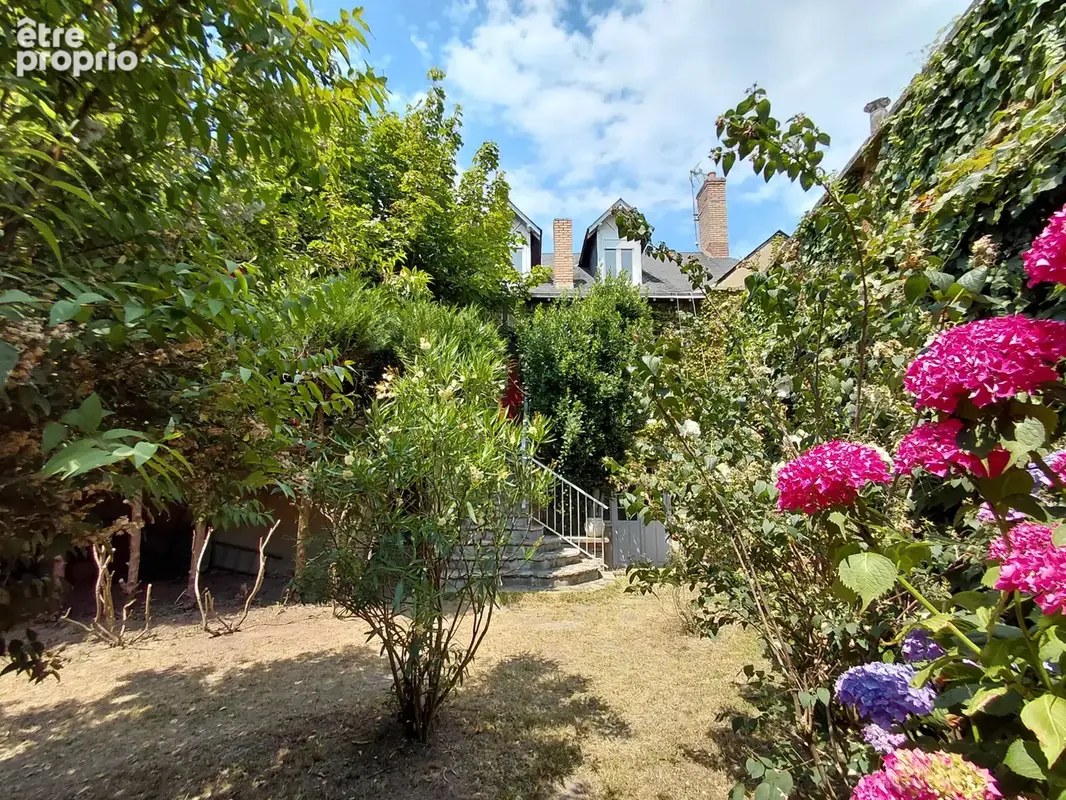 Maison familiale avec dépendances et jardin en centre-ville de La Flèche ! - photo 24