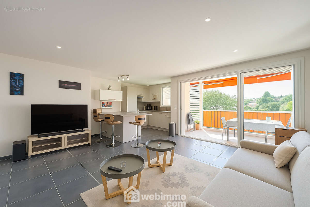 Espace de vie moderne et baigné de lumière, prolongé par une terrasse sur parc. - Appartement à SAINTE-MAXIME