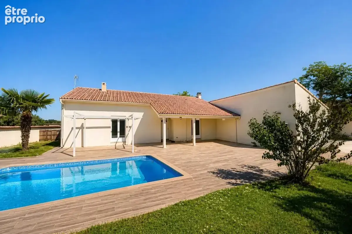Maison de 6 pièces de 130 m² à Lapeyrouse-Mornay - photo 1
