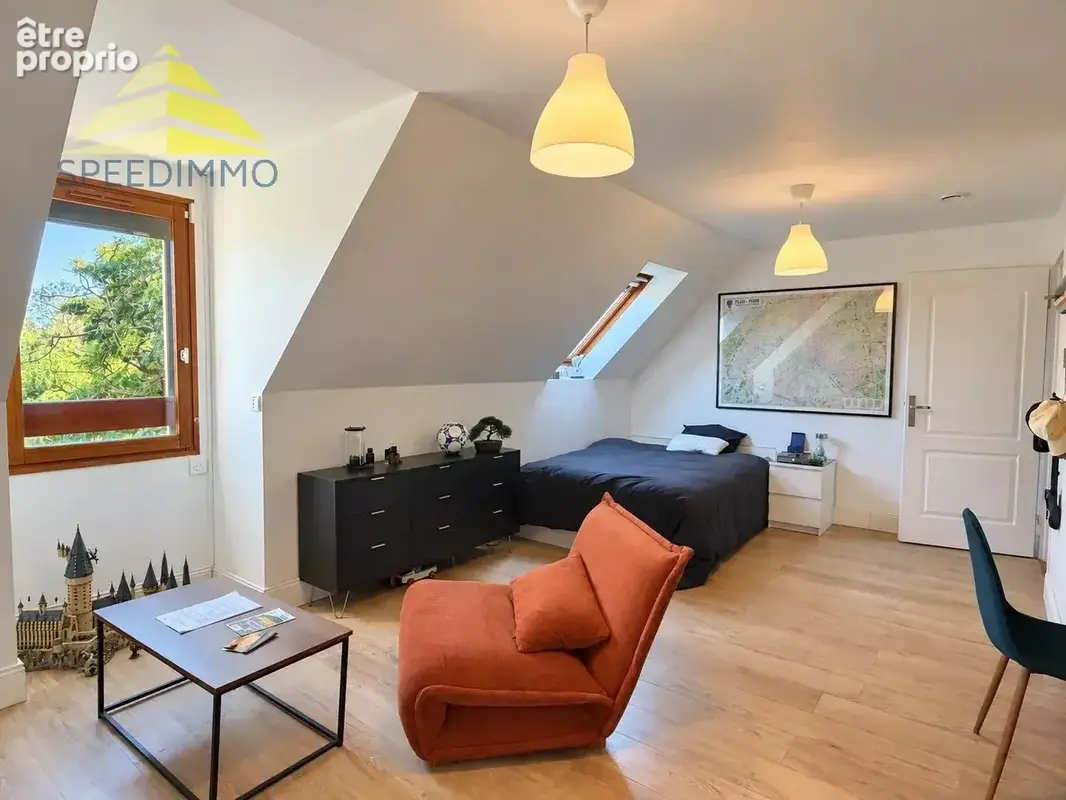 Mandres-les-Roses – Maison familiale avec piscine sur un terrain de 1 309 m² - photo 10