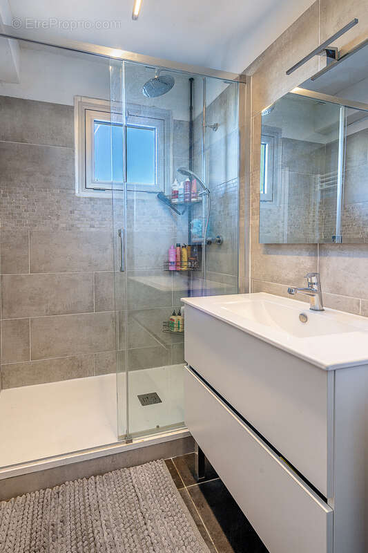 Appartement à MARSEILLE-4E