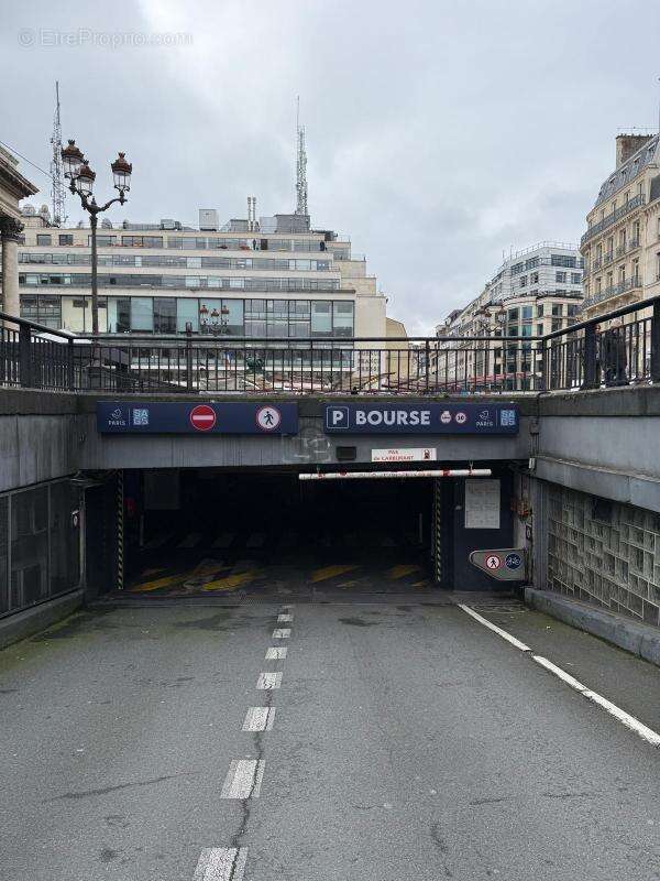 Parking à PARIS-2E