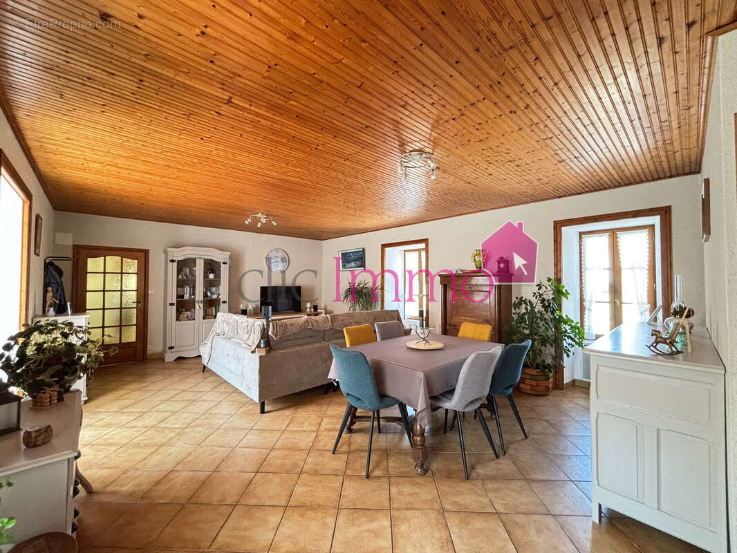 NOTRE DAME DE RIEZ - Longère avec 3 chambres - deux garages et une dépendance de 50m2. 7944 m2 de terrain. - photo 3