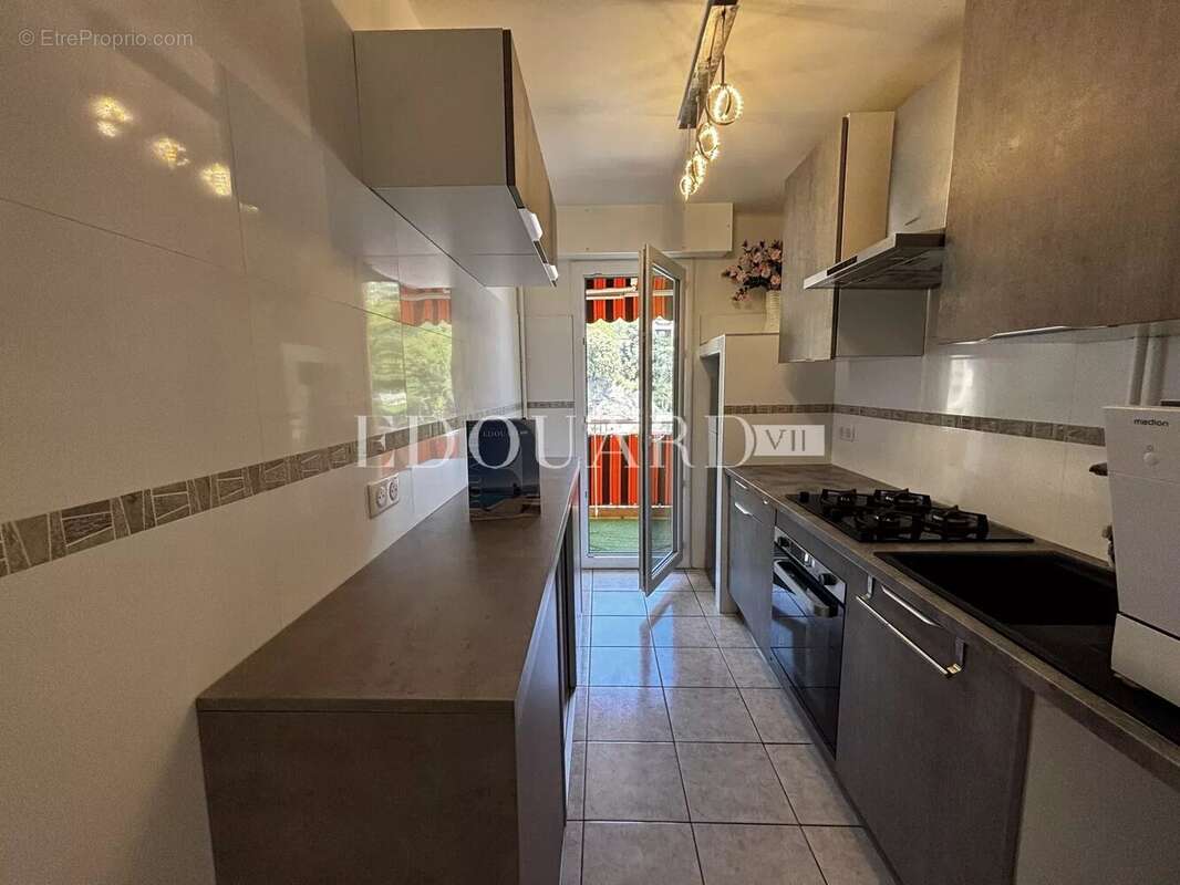 Sur la commune de Menton, en exclusivité deux pièces en bon état avec terrasse et vue dégagée - photo 3
