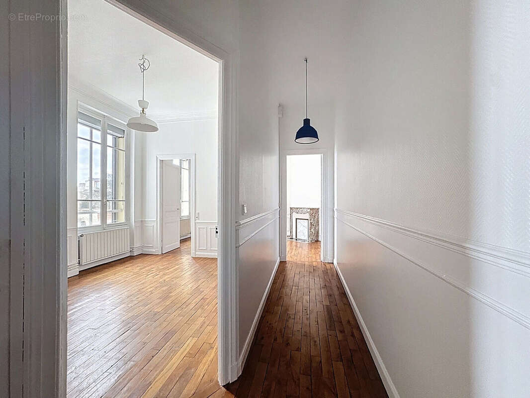 À vendre - rue de tambour - hyper centre de reims - appartement type 5 - 3 chambres - parking - cave - photo 8