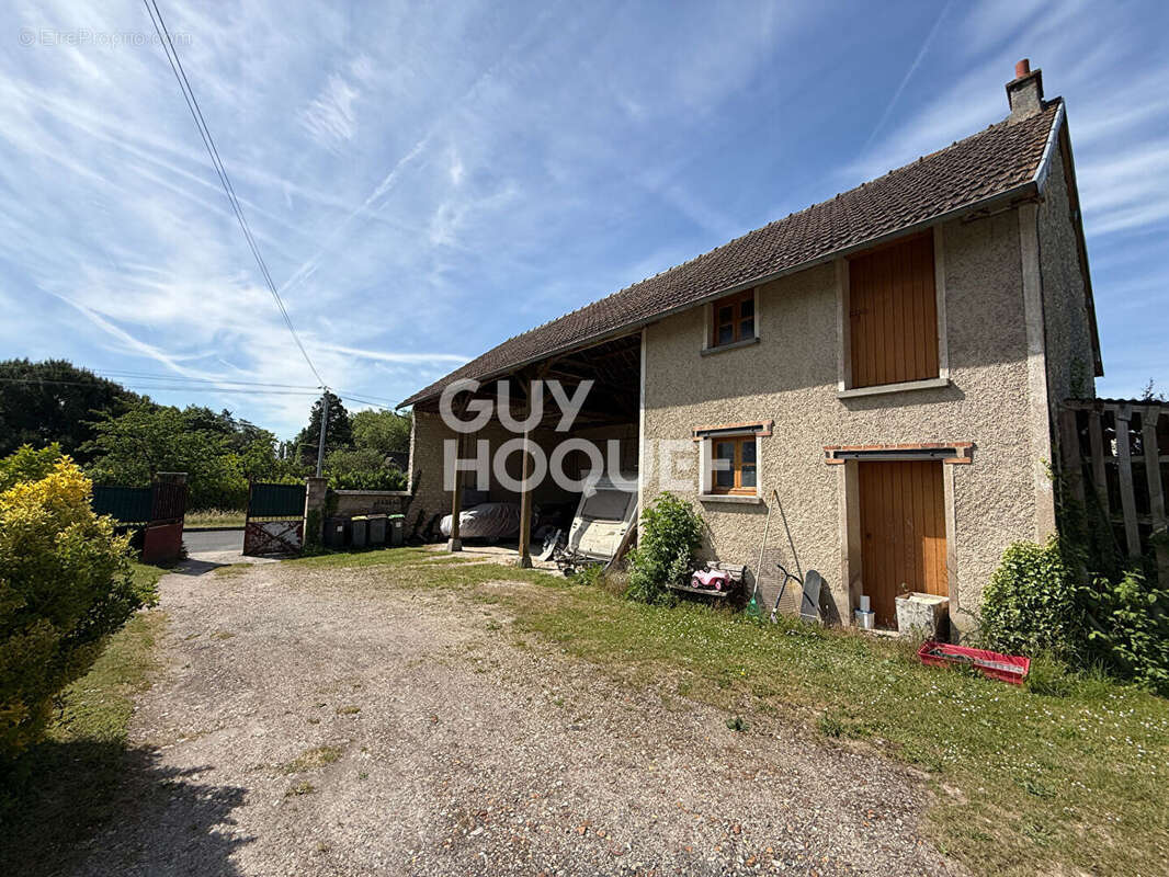 Maison familiale d'environ 155 M2 à proximité de Montigny Sur Loing avec 6 chambres sur une parcelle de 2165 m2. - photo 3