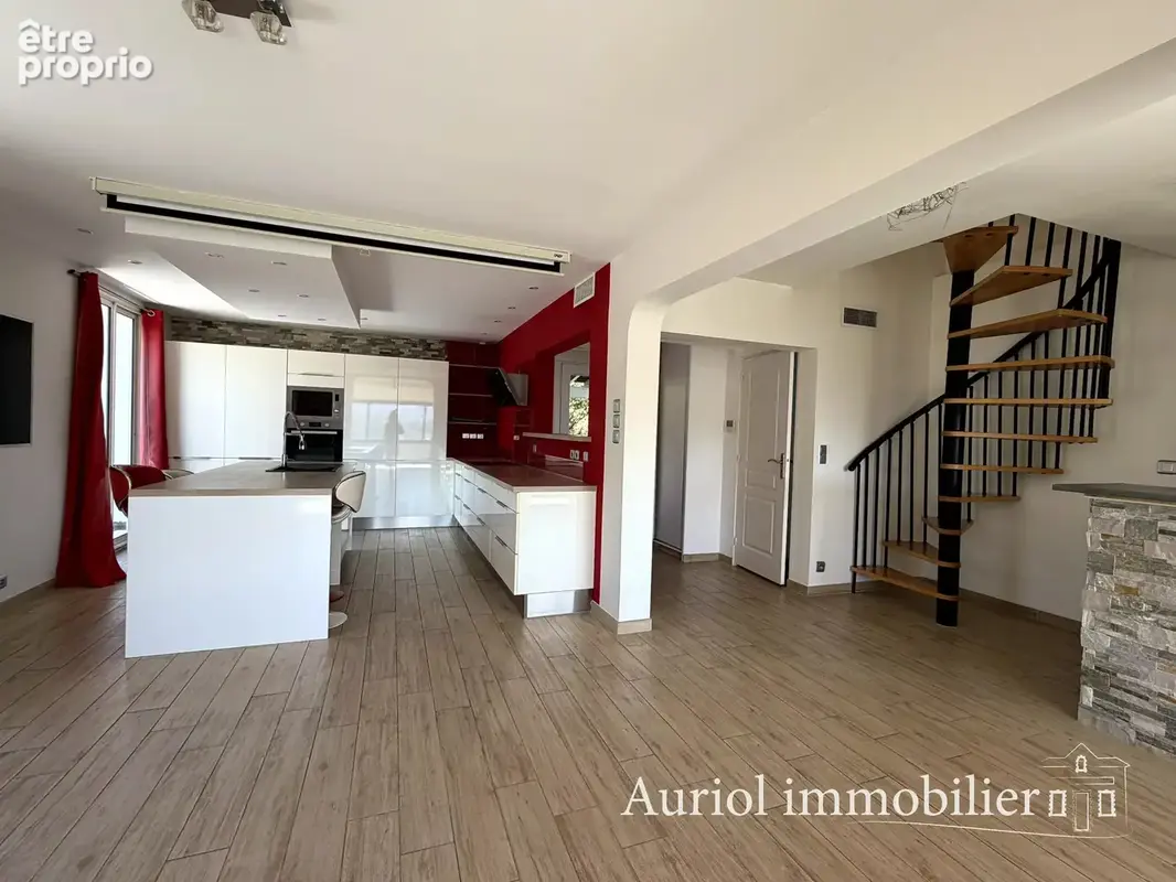 PEYPIN Villa 2 logements sur 3200 m2 terrain avec piscine et garage - photo 5