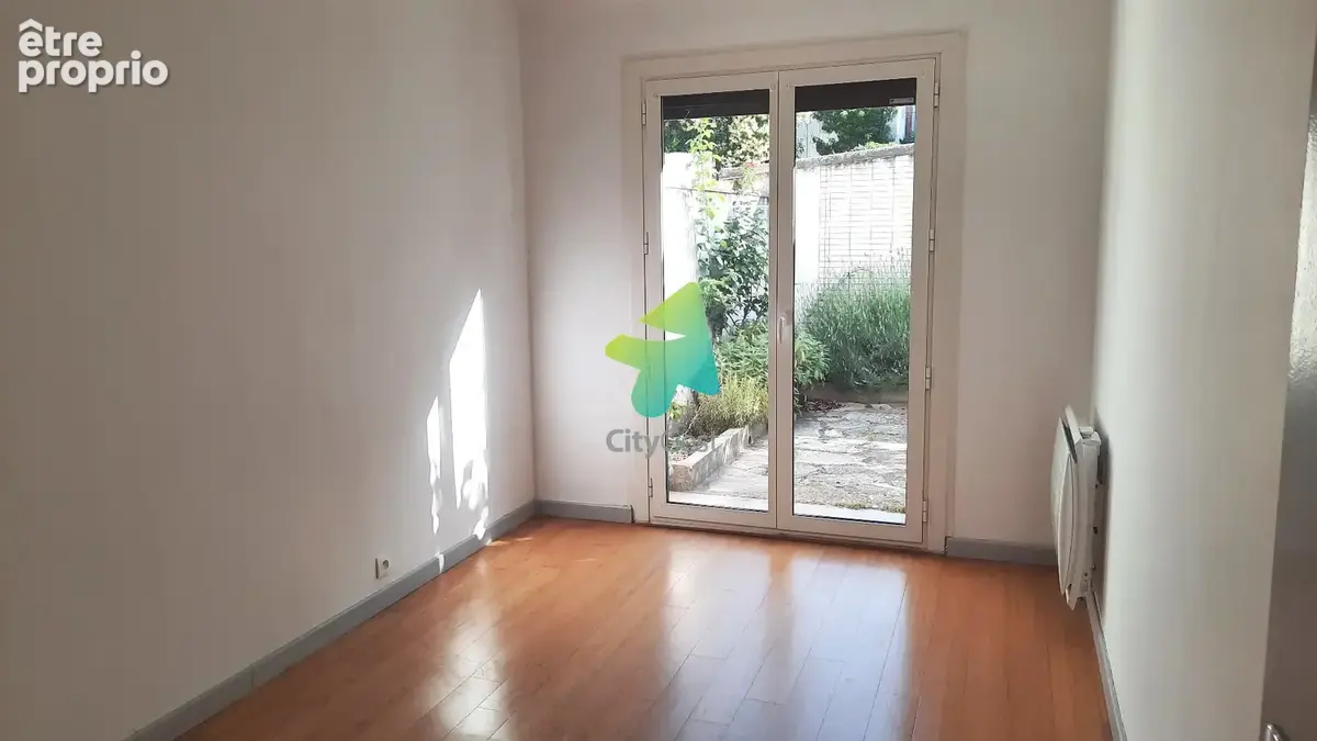 SECTEUR LES HALLES Appartement T3, Cour, Garage - photo 7