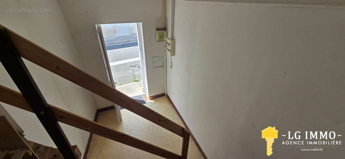 Appartement t3 + local commercial, centre bourg de mortagne - photo 12