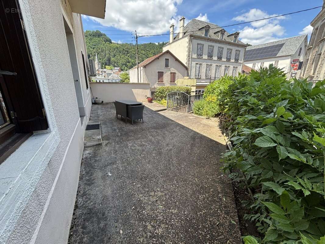 Terrasse - Maison à BORT-LES-ORGUES