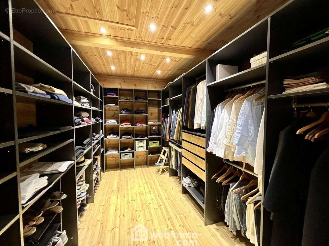 Il existe également deux vrais dressing aménagés - Maison à CORTE