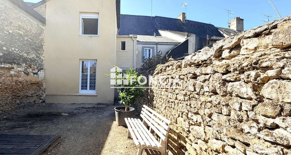 Maison à Rénover 3 pièces, 2 chambres avec garage et beau jardin en Centre Ville de La Flèche - photo 2