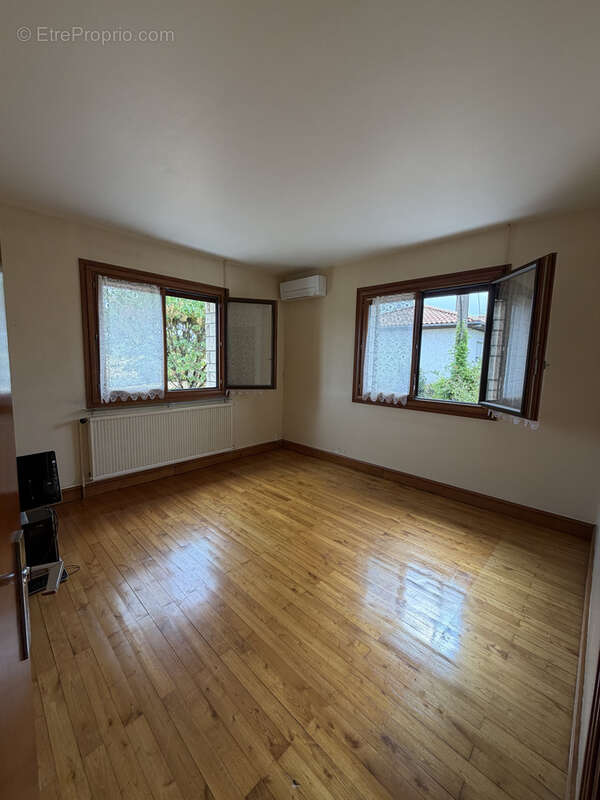 Coup de cœur assuré : Maison de qualité avec fort potentiel sur magnifique terrain de 5800 m2. - photo 8