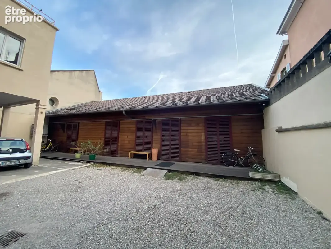 EXCLUSIVITÉ BRAVIS IMMOBILIER   GRENOBLE, rue Nicolas Chorier  Local atypique de 252 m2 sur cour privée   270 - photo 2
